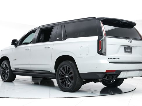 Used 2024 Cadillac Escalade ESV V w/ LPO, ONYX Package image 3