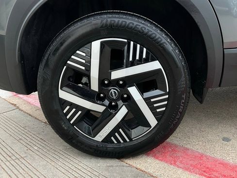 Used 2025 Nissan Kicks SV image 9