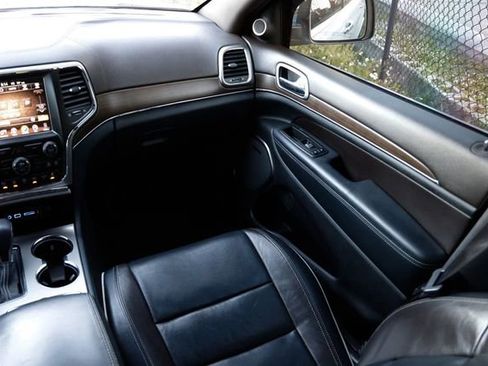 Used 2017 Jeep Grand Cherokee Overland w/ Jeep Active Safety Group image 27