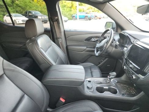 Used 2023 Chevrolet Traverse RS FWD image 5