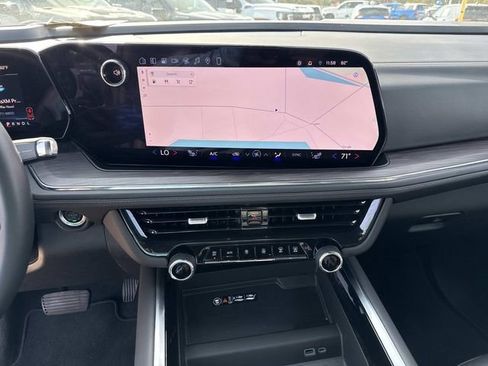 Used 2025 Chevrolet Suburban Z71 image 49