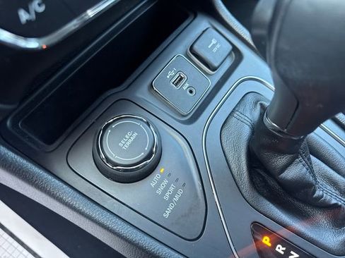 Used 2020 Jeep Cherokee Latitude Plus w/ Cold Weather Group image 30