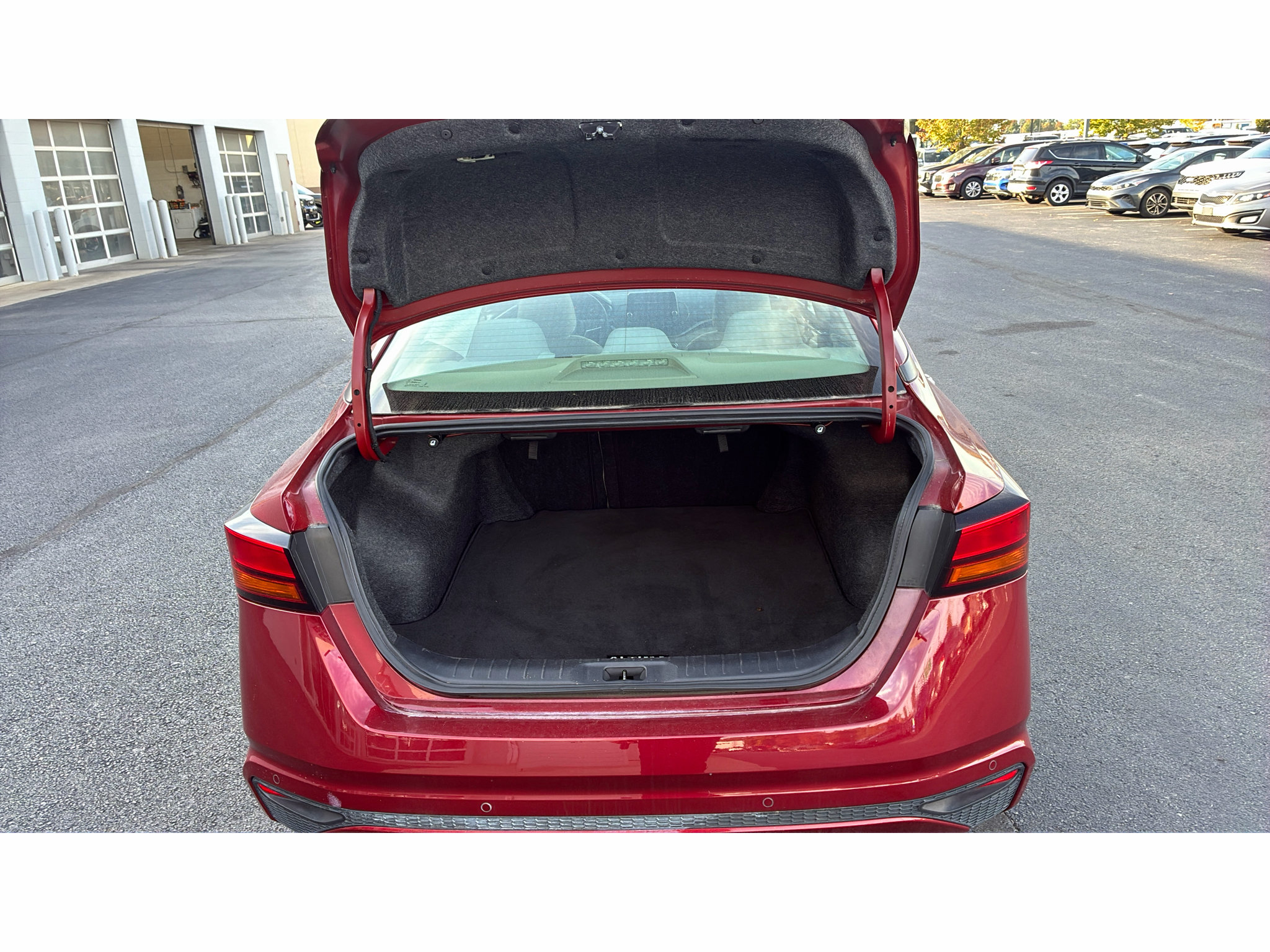Used 2025 Nissan Altima 2.5 SV FWD image 9