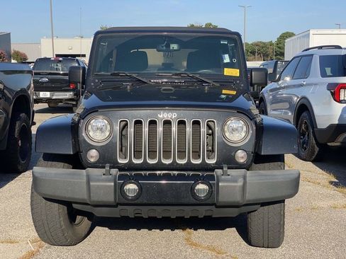 Used 2018 Jeep Wrangler Unlimited Sahara w/ Connectivity Group AWD/4WD image 2