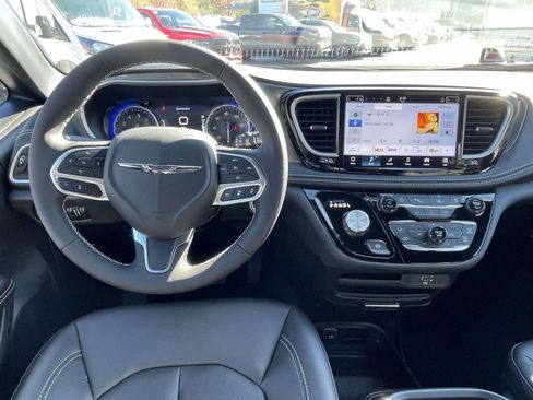 New 2026 Chrysler Pacifica Select image 11