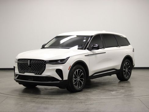 Used 2024 Lincoln Nautilus Premier AWD/4WD image 4