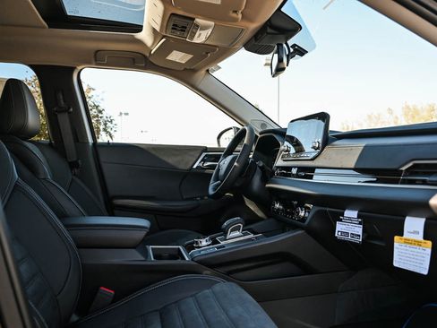 New 2025 Mitsubishi Outlander SE image 11