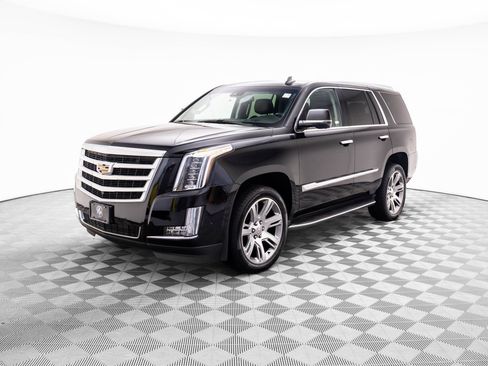 Used 2019 Cadillac Escalade Luxury image 3