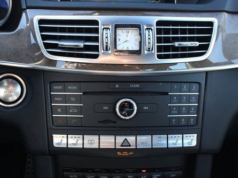 Used 2016 Mercedes-Benz E 400 4MATIC Sedan image 25