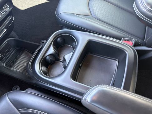 Used 2025 Chrysler Pacifica Select FWD image 30