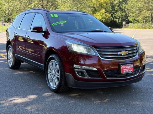 Used 2015 Chevrolet Traverse LT w/ Style and Technology Package image 3