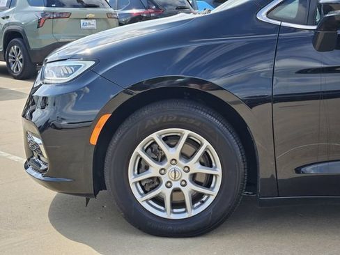 Used 2024 Chrysler Pacifica Touring FWD image 13