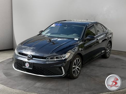 Used 2025 Volkswagen Jetta SE FWD image 3