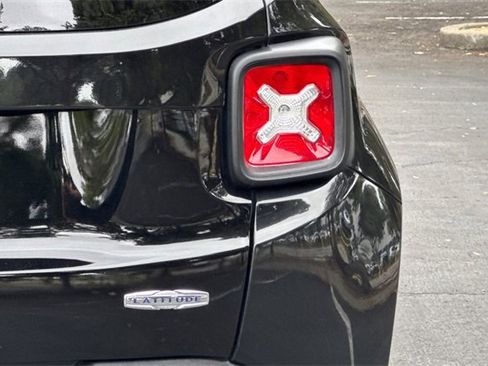 Used 2022 Jeep Renegade Latitude w/ Convenience Group image 34