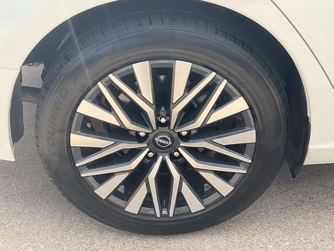 Used 2025 Nissan Altima 2.5 SV FWD image 7