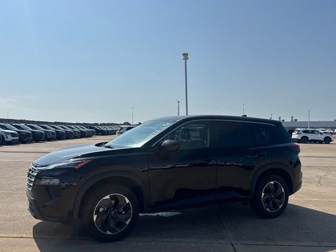 Certified 2025 Nissan Rogue SV FWD image 11