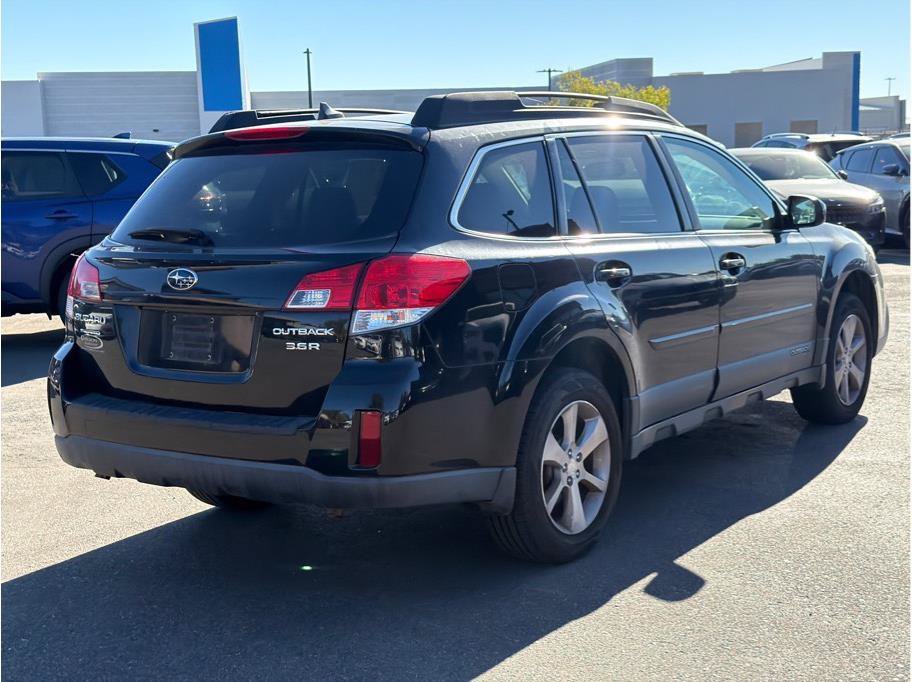 Used 2014 Subaru Outback 3.6R Limited w/ Moonroof Package AWD/4WD image 2