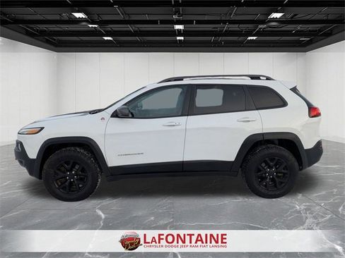 Used 2018 Jeep Cherokee Trailhawk image 2
