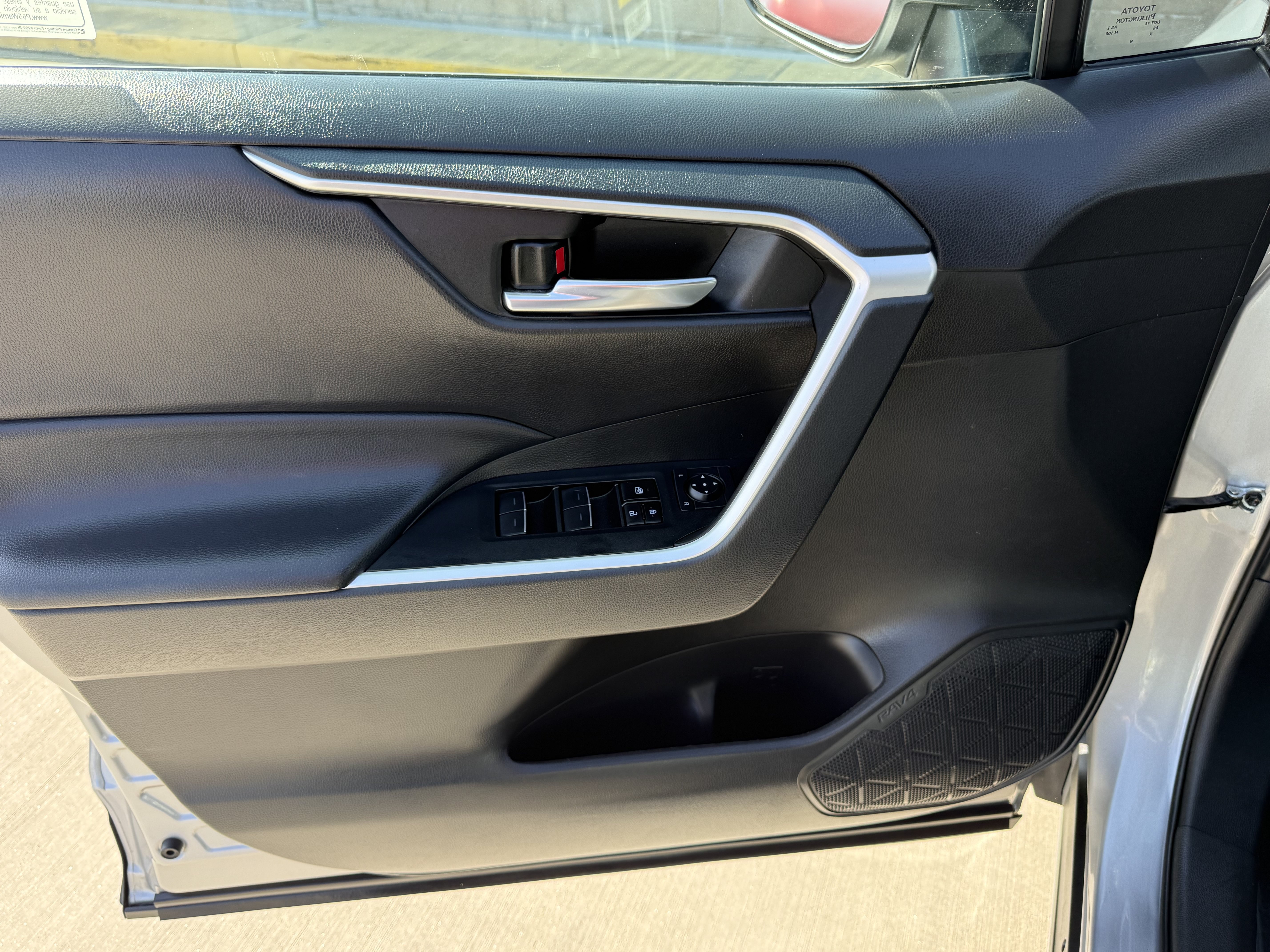 Used 2024 Toyota RAV4 XLE FWD image 18