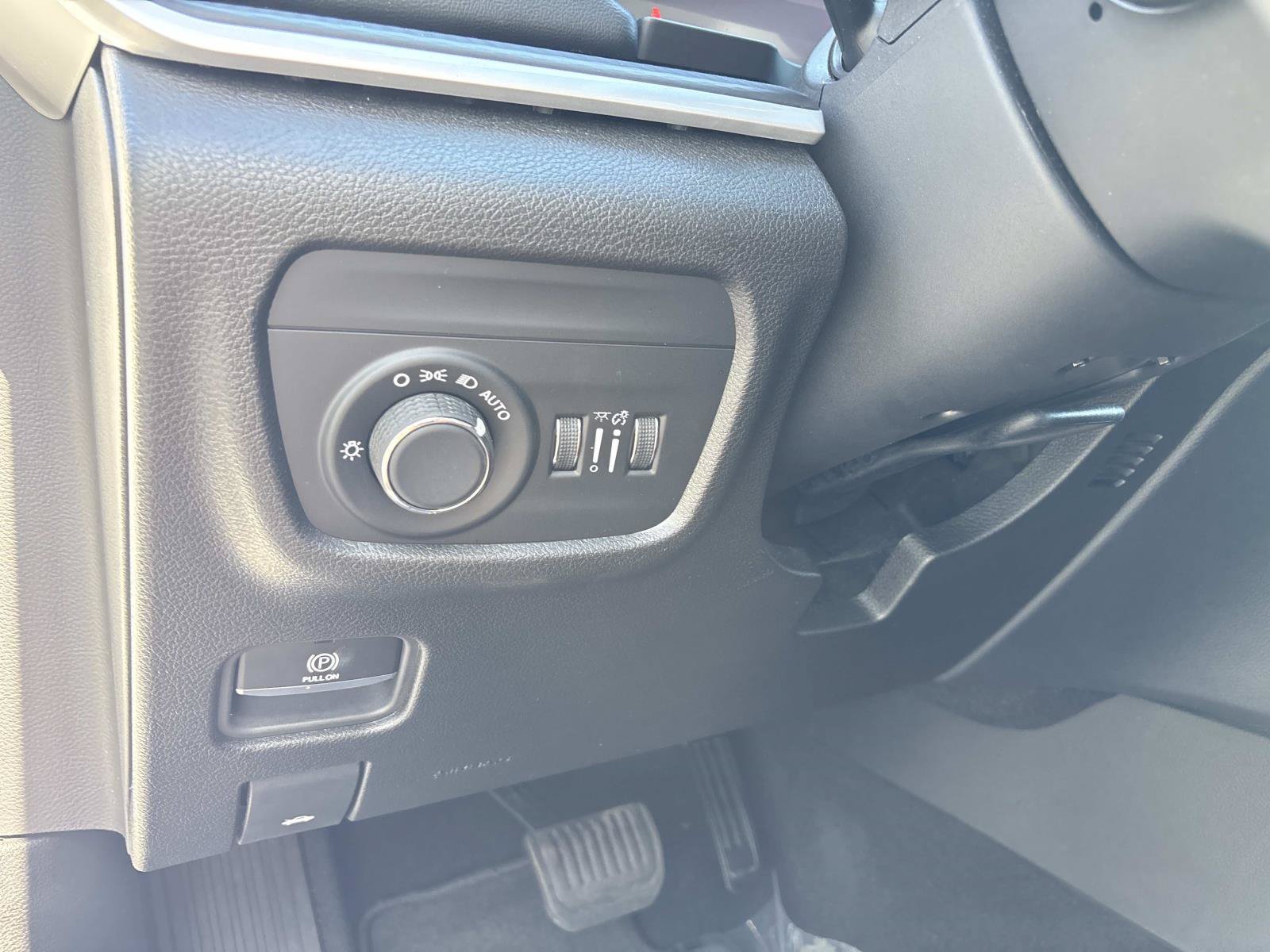 Used 2023 Jeep Grand Cherokee Laredo AWD/4WD image 31