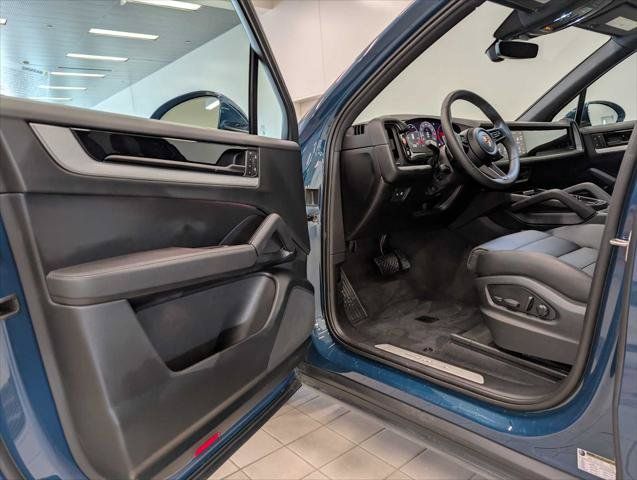 Used 2025 Porsche Cayenne AWD/4WD image 21