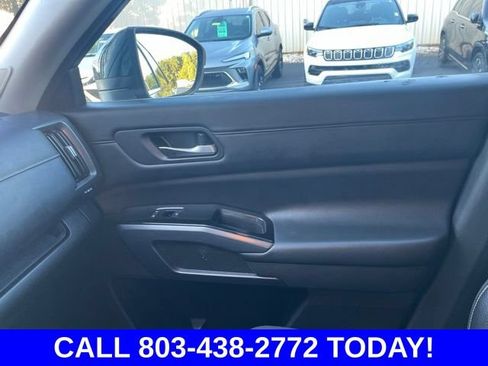 Used 2024 Nissan Pathfinder SL w/ SL Premium Package FWD image 31