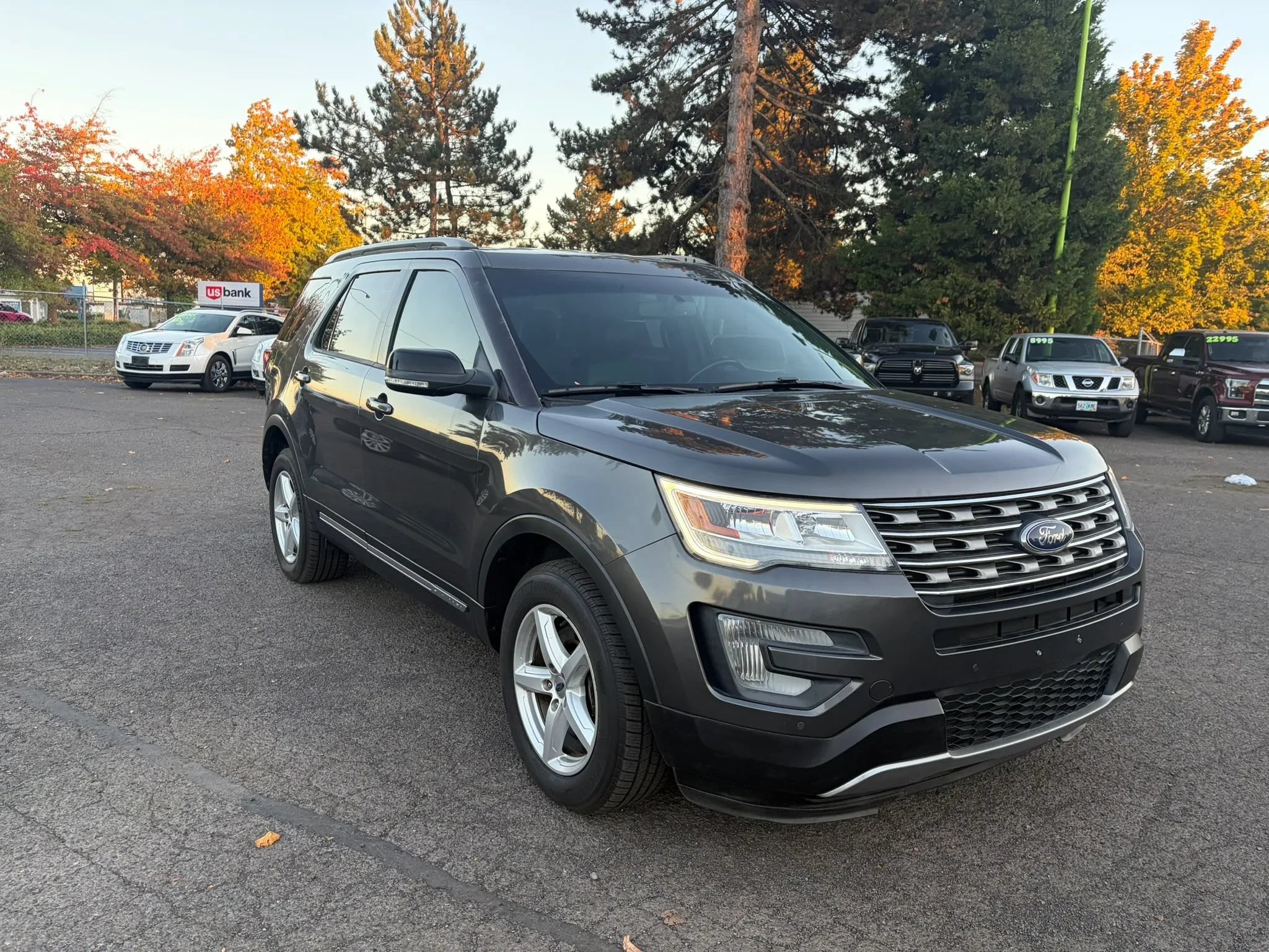 Used 2017 Ford Explorer XLT w/ Equipment Group 202A AWD/4WD image 1