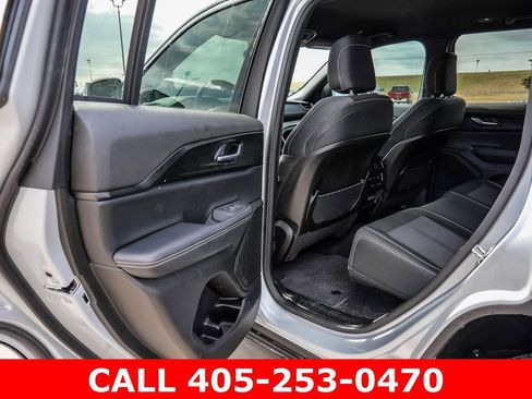 Used 2025 Jeep Grand Cherokee Laredo w/ Luxury Tech Group I AWD/4WD image 19