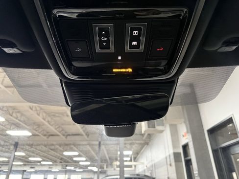 Used 2022 Land Rover Range Rover Velar R-Dynamic S image 16