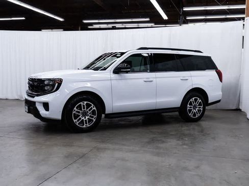 Used 2025 Ford Expedition Active AWD/4WD image 3