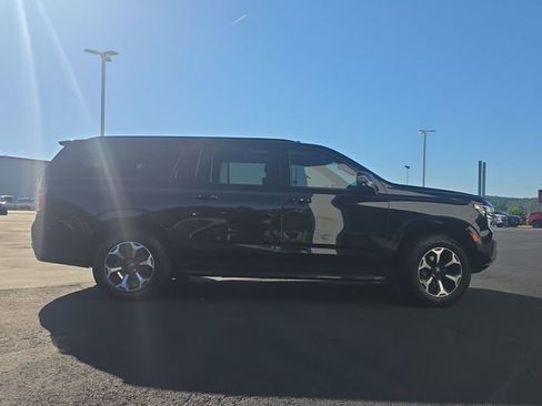 Used 2022 Chevrolet Suburban Z71 w/ Off-Road Capability Package AWD/4WD image 2