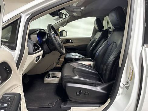 Used 2023 Chrysler Pacifica Touring-L FWD image 19