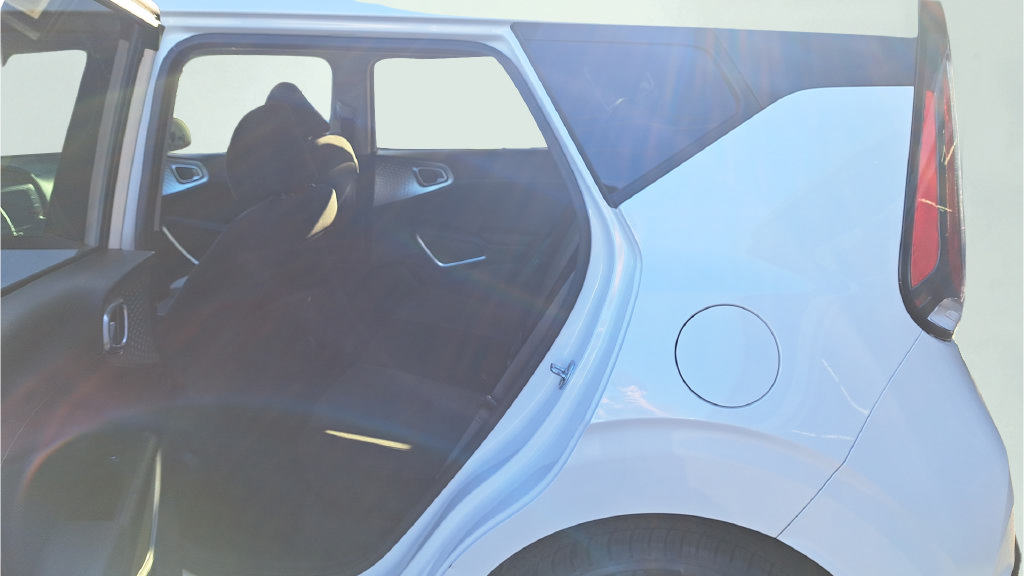 Used 2023 Kia Soul LX w/ LX Technology Package FWD image 12