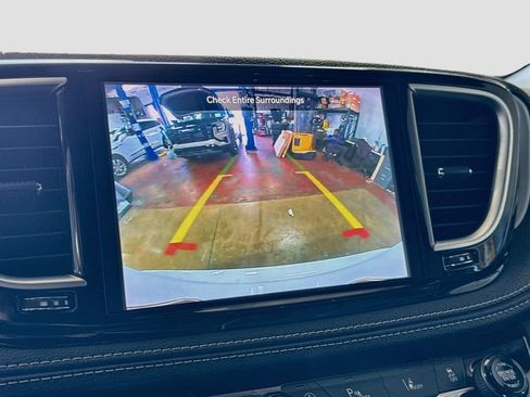 Used 2025 Chrysler Pacifica Limited FWD image 14