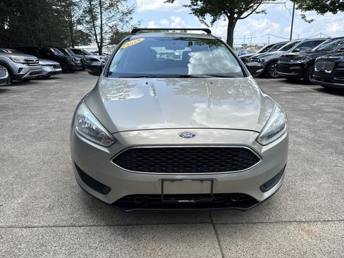 Used 2016 Ford Focus SE w/ SE Power Seat Package FWD image 2