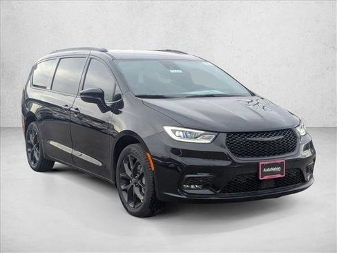 New 2026 Chrysler Pacifica Select w/ S Appearance Package image 7