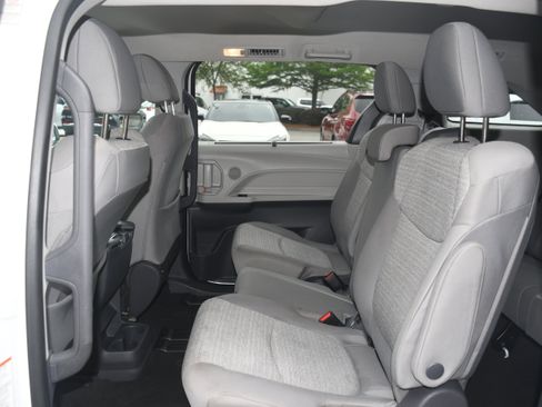 Used 2021 Toyota Sienna LE FWD image 14