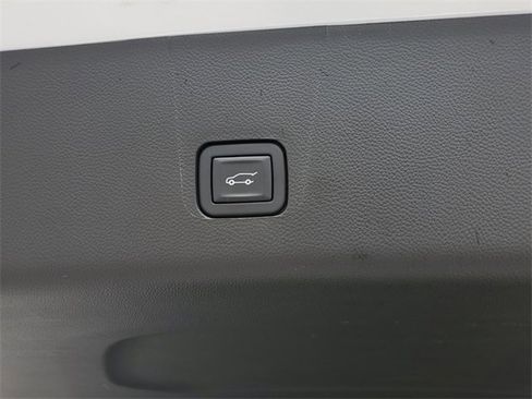 Used 2023 Chevrolet Traverse Premier image 8