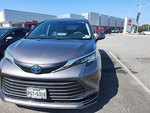 Used 2021 Toyota Sienna LE FWD image 23
