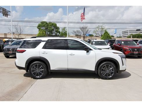 New 2026 Nissan Pathfinder SL w/ SL Premium Package (P04) FWD image 5