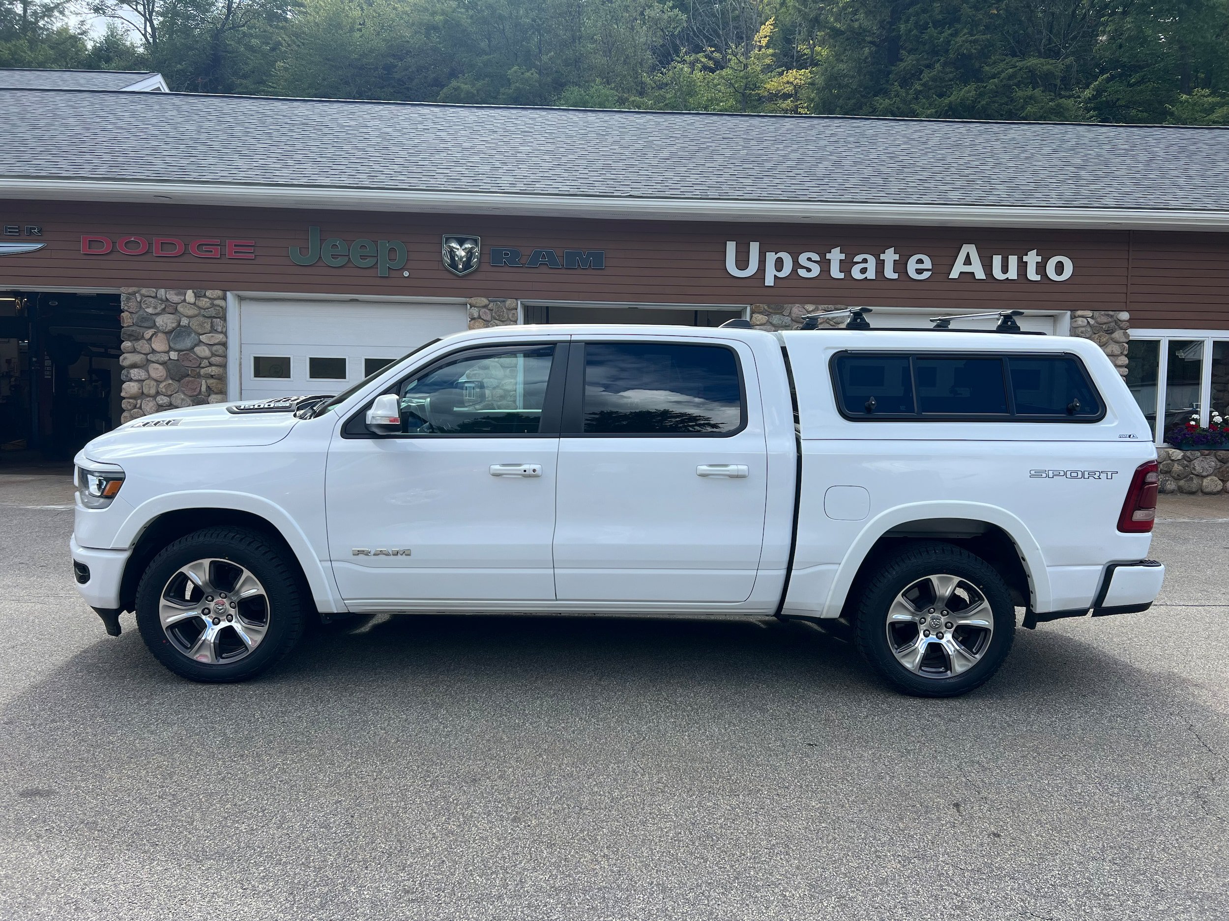 Used 2022 RAM 1500 Laramie w/ Sport Appearance Package AWD/4WD image 8