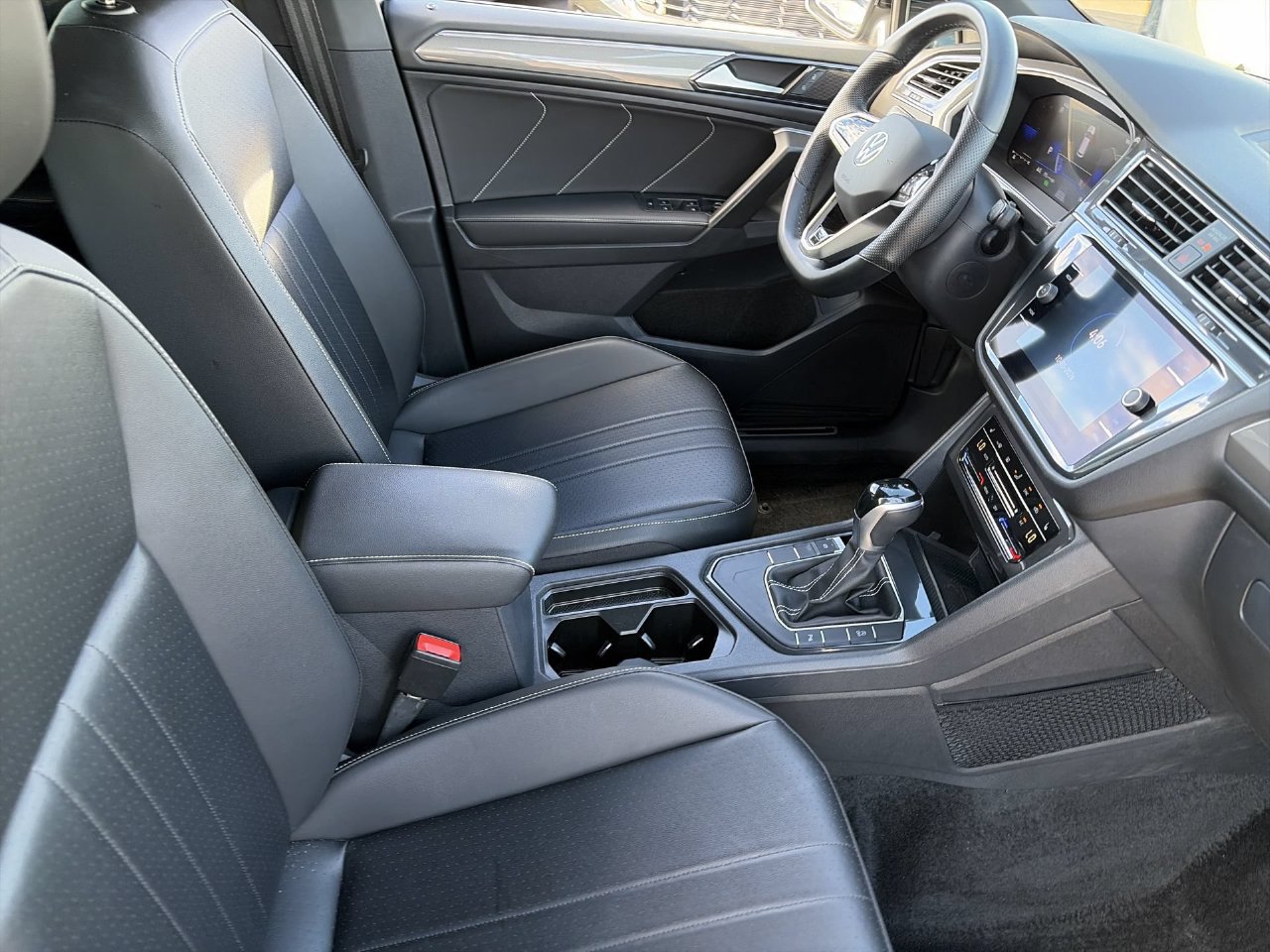 Used 2024 Volkswagen Tiguan SE R-Line FWD image 11