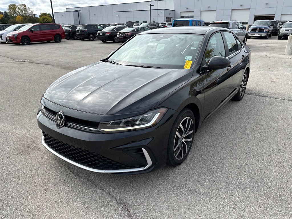 Used 2025 Volkswagen Jetta SE FWD image 2