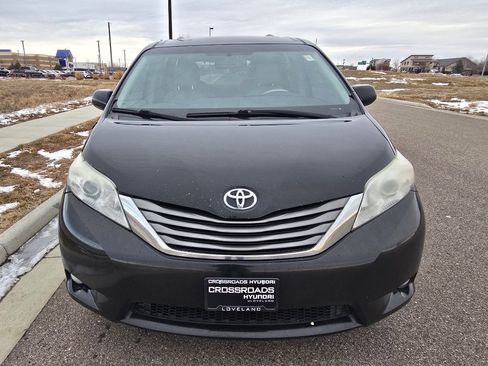 Used 2014 Toyota Sienna XLE image 8