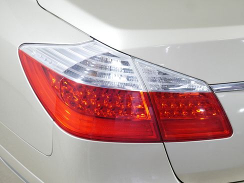 Used 2010 Hyundai Genesis 3.8 image 18