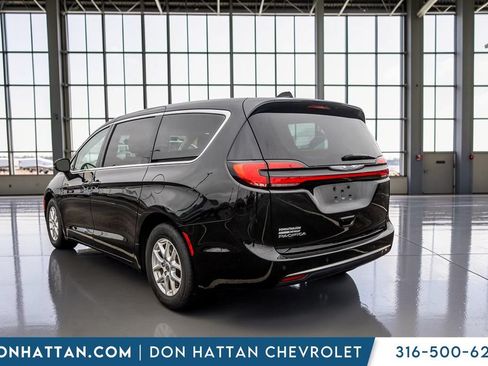 Used 2023 Chrysler Pacifica Touring-L FWD image 29