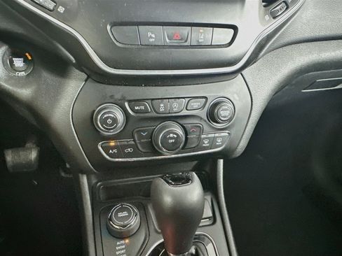 Used 2021 Jeep Cherokee Latitude Plus AWD/4WD image 23