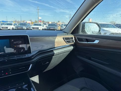 Used 2024 Volkswagen Atlas SE FWD image 40