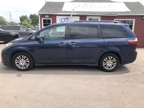 Used 2020 Toyota Sienna XLE w/ XLE Navigation Package FWD image 2