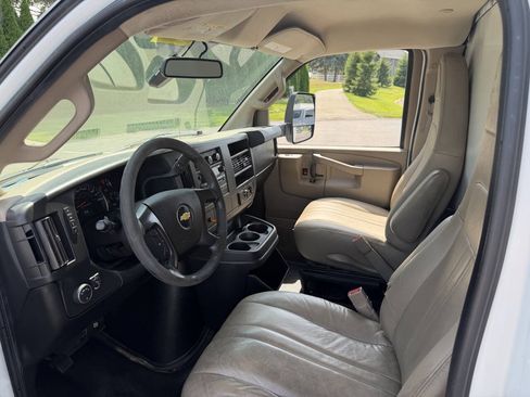 Used 2016 Chevrolet Express 4500 RWD image 8